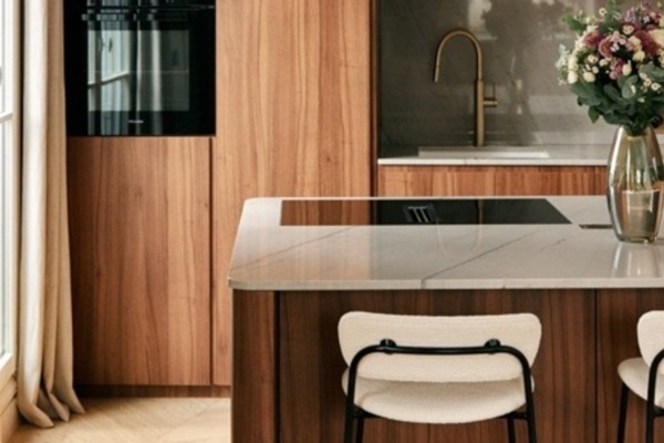 Duo complice en cuisine lumineuse